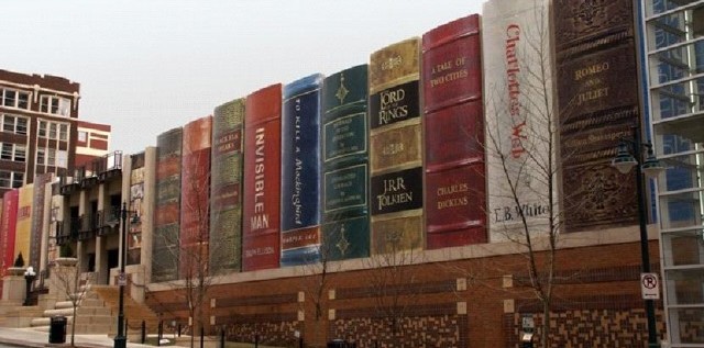Biblioteka w kształcie książek