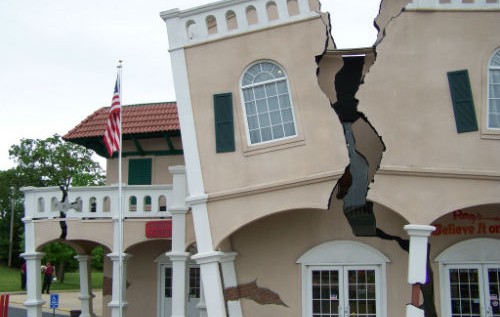 Muzeum uszkodzone trzęsieniem ziemi