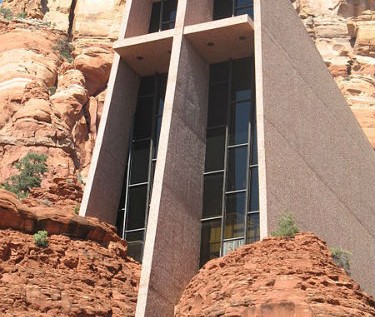 Kaplica pośród skał