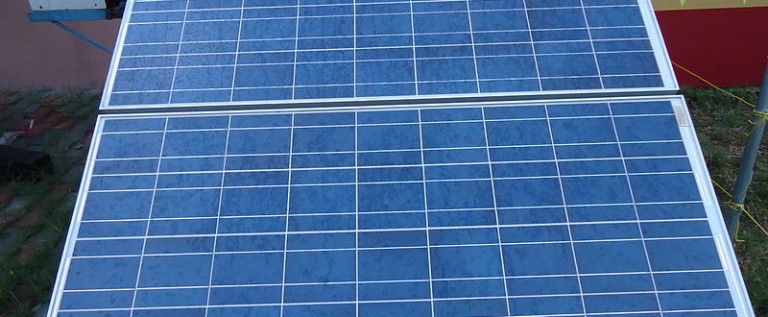 Baterie solarne na dachu hali