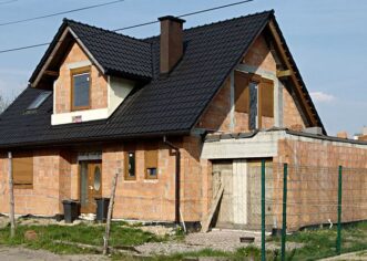 Ponad połowa Polaków mieszka w domach
