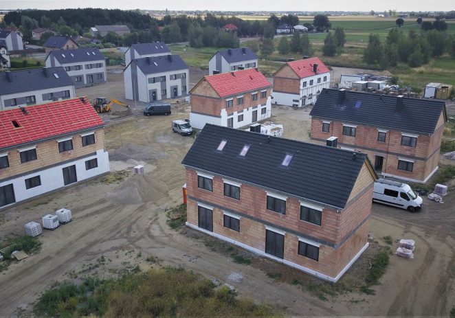 Kolejne domy na osiedlu Zielone Rabowice II w budowie